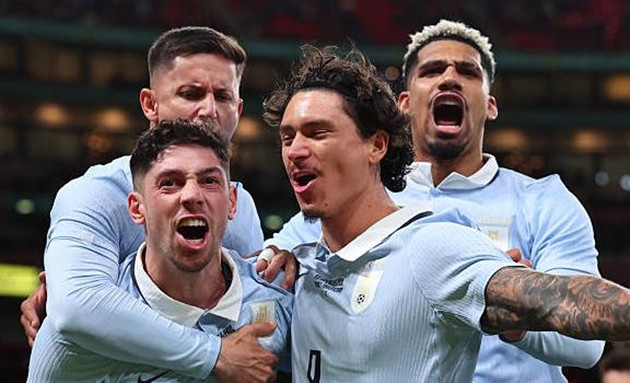 Lối chơi áp sát của Uruguay khiến các cầu thủ Anh gặp nhiều khó khăn trong triển khai bóng.