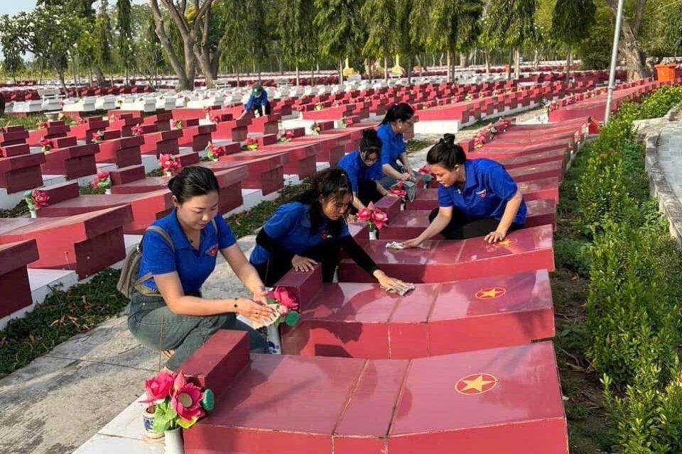tuoi-tre-hong-son-don-dep-ve-sinh-mo-liet-si(1).jpg