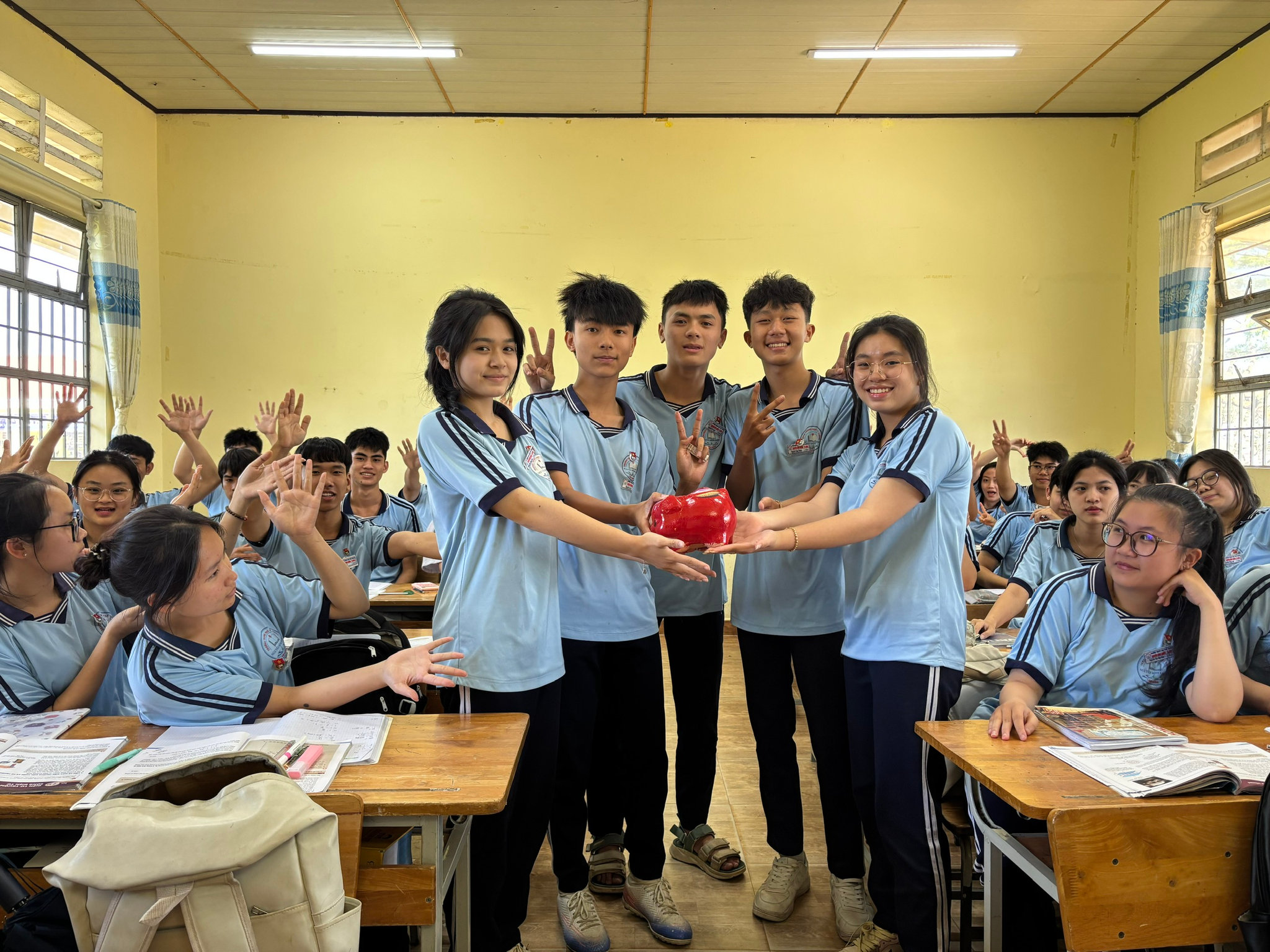 Học sinh lớp 12A1 nuôi heo đất tặng bạn