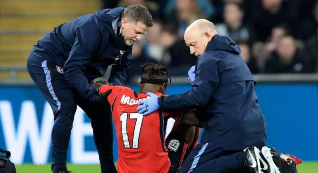 Noni Madueke phải rời sân với chiếc nẹp ở chân, gây lo ngại lớn cho đội ngũ y tế.