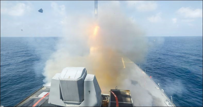 Tên lửa Tomahawk phóng từ tàu khu trục USS Spruance