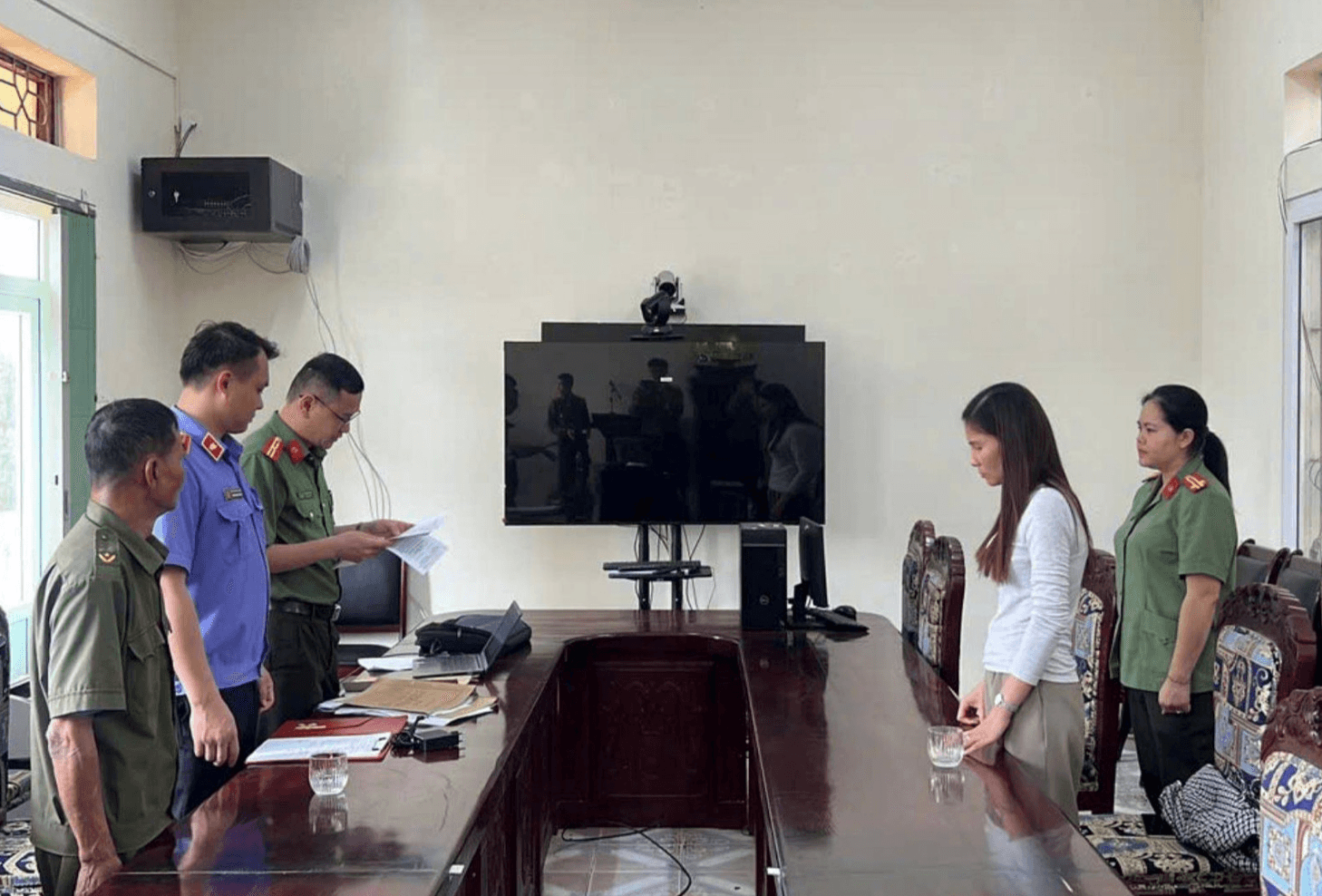 Cơ quan An ninh điều tra tống đạt quyết định và lệnh đối với Mai Thị Minh