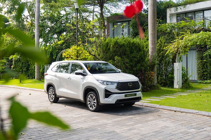 Bảng giá xe Toyota Innova Cross tháng 3/2026