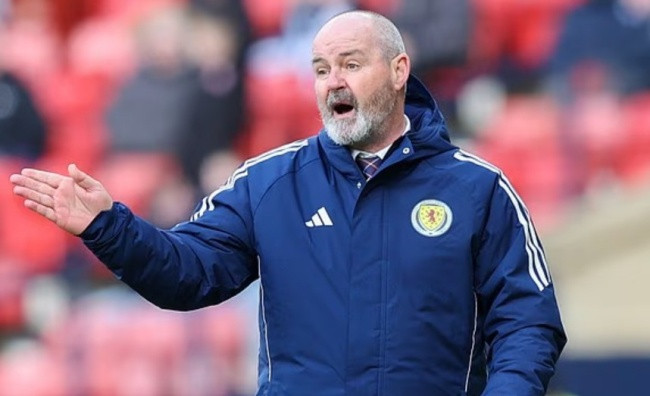 HLV Steve Clarke biểu lộ sự lo lắng trên đường pitch.