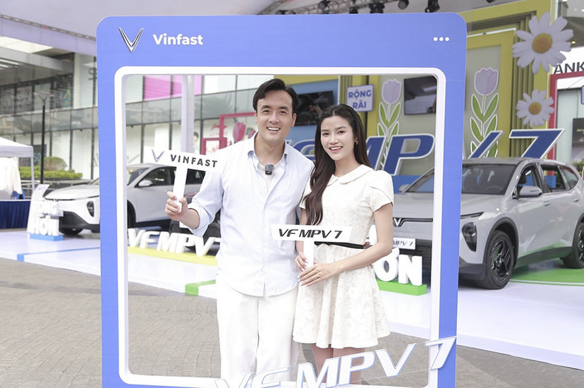 Vợ chồng diễn viên Anh Tuấn trải nghiệm VF MPV 7