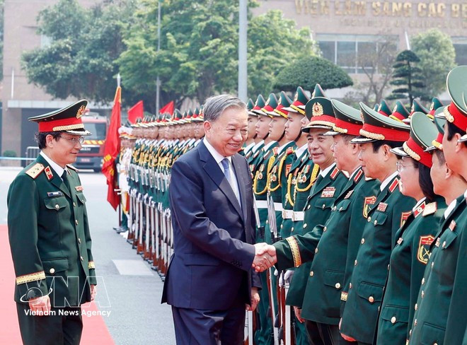 Party General Secretary To Lam is welcomed to the hospital by military officials. (Photo; VNA) potal-tong-bi-thu-to-lam-bi-quan-uy-trung-uong-du-le-don-nhan-huan-chuong-ho-chi-minh-va-ky-niem-75-nam-ngay-truyen-thong141951-142026-cua-benh-vi-8671733.jpg