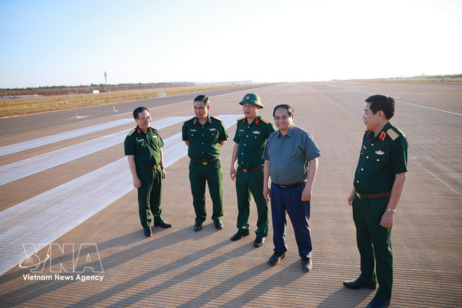 Prime Minister Pham Minh Chinh inspects the runway at Long Thanh International Airport in Dong Nai province. (Photo: VNA) vnanet-potal-thu-tuong-kiem-tra-don-doc-thi-cong-du-an-cang-hang-khong-quoc-te-long-thanh-8670102.jpg