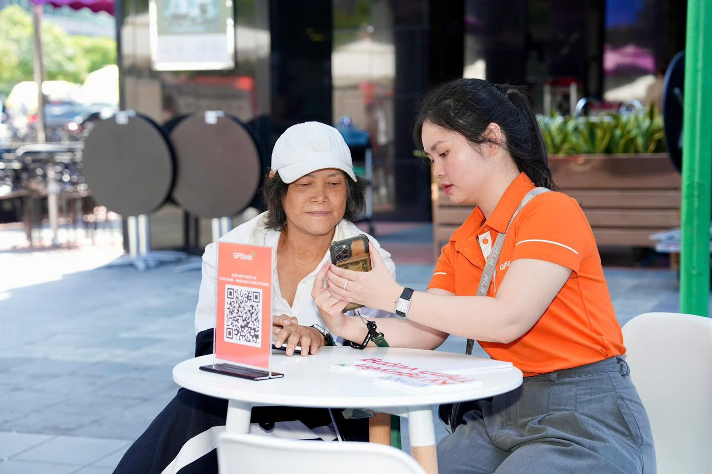 Khách hàng giao dịch tại ngân hàng GPBank để hưởng lãi suất ưu đãi.