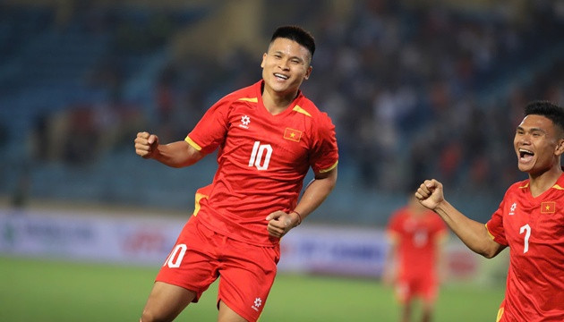 Phạm Tuấn Hải ăn mừng bàn thắng ghi vào lưới Bangladesh