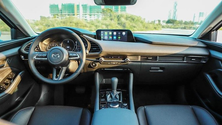 Hệ thống đèn pha LED và mâm hợp kim trên Mazda3 2026.