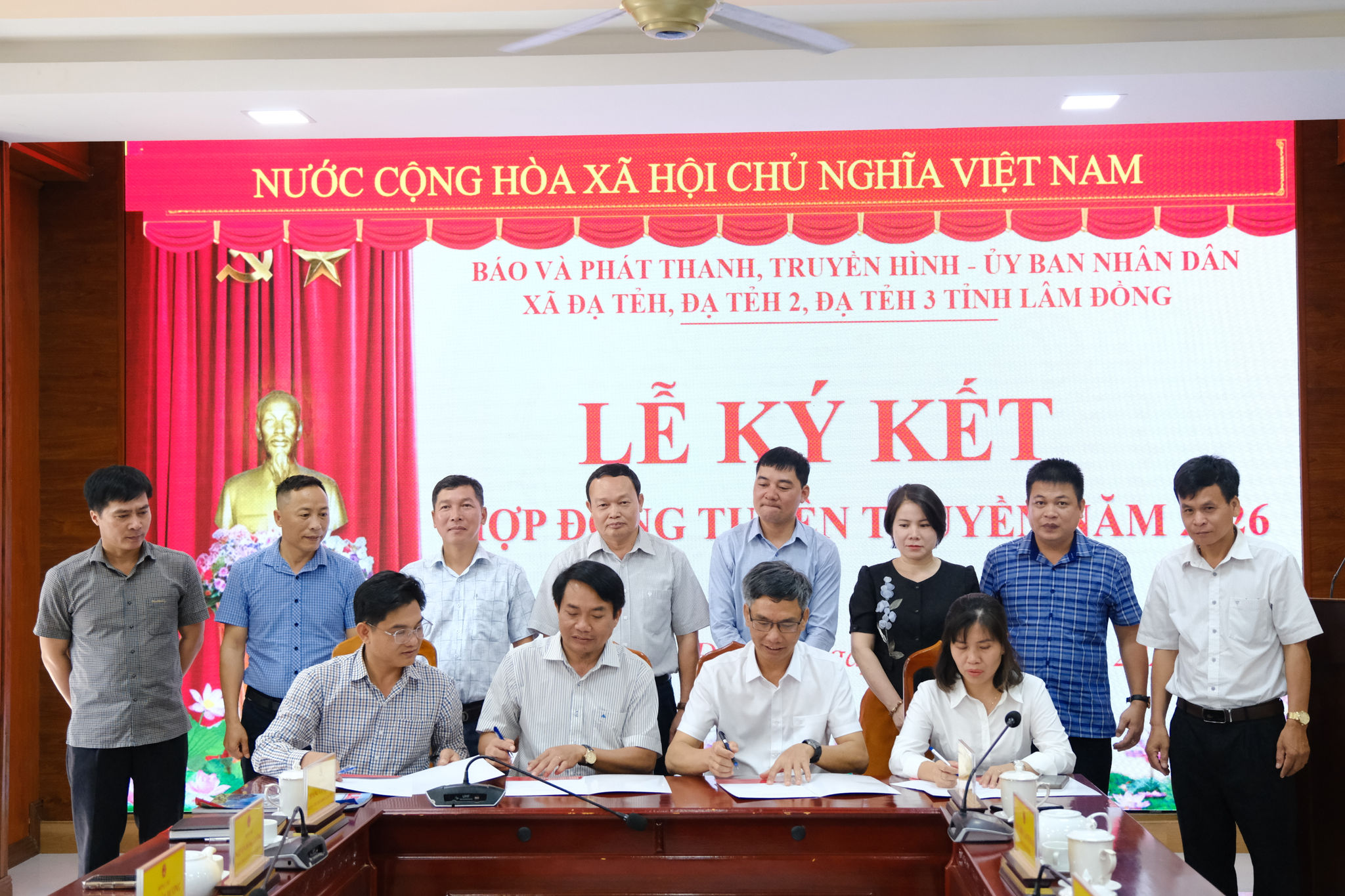 Đại diện lãnh đạo các địa phương cùng Báo và Phát thanh, Truyền hình Lâm Đồng ký kết hợp đồng tuyên truyền năm 2026