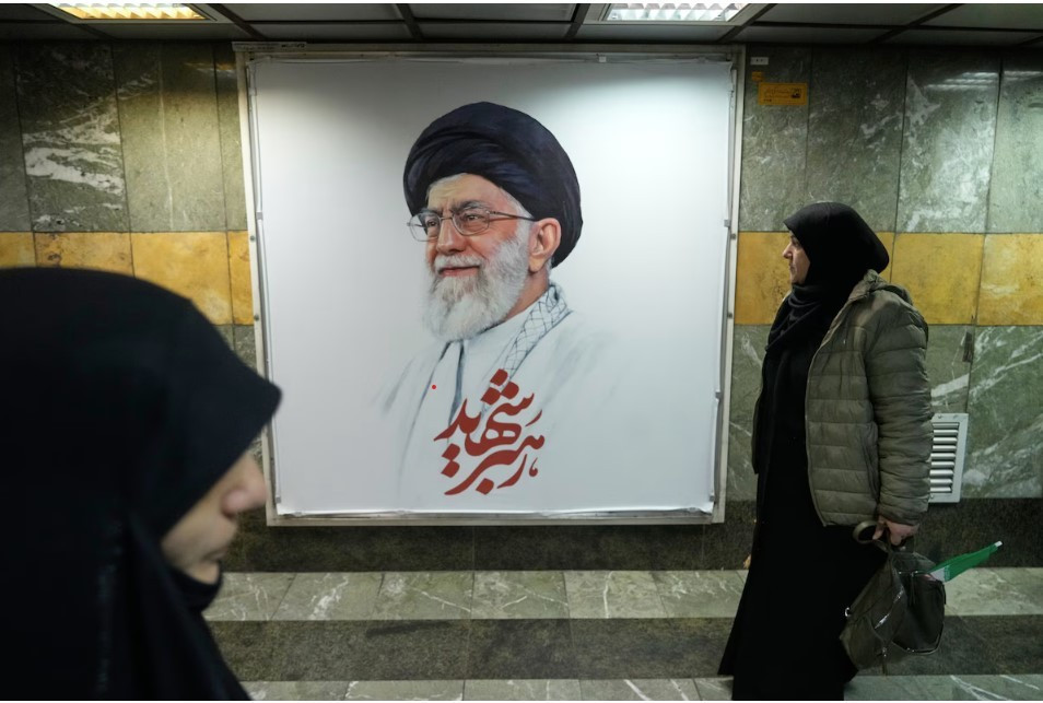 Chân dung cố Đại giáo chủ Ali Khamenei tại một ga tàu điện ngầm ở Tehran