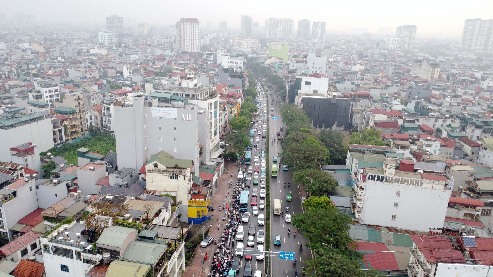Đường Nguyễn Văn Cừ tắc dài chiều vào Hoàn Kiếm