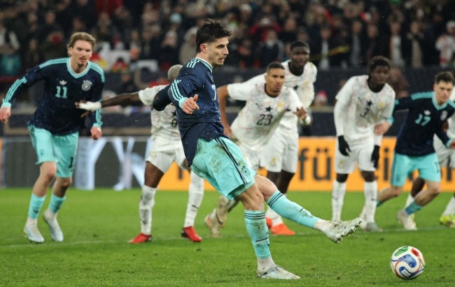 Kai Havertz thực hiện thành công quả phạt đền để mở tỷ số cho tuyển Đức.