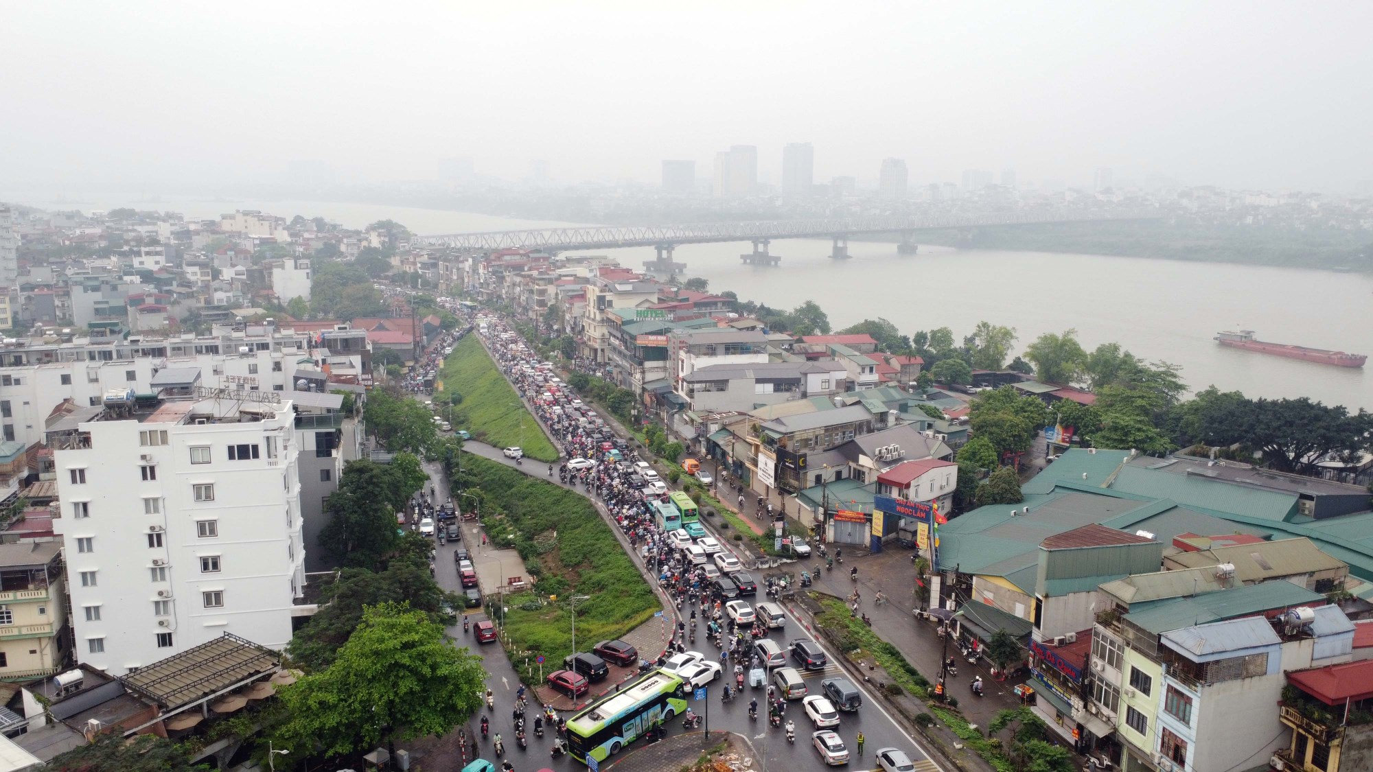 Đường Long Biên - Xuân Quan tắc dài hướng về cầu Chương Dương