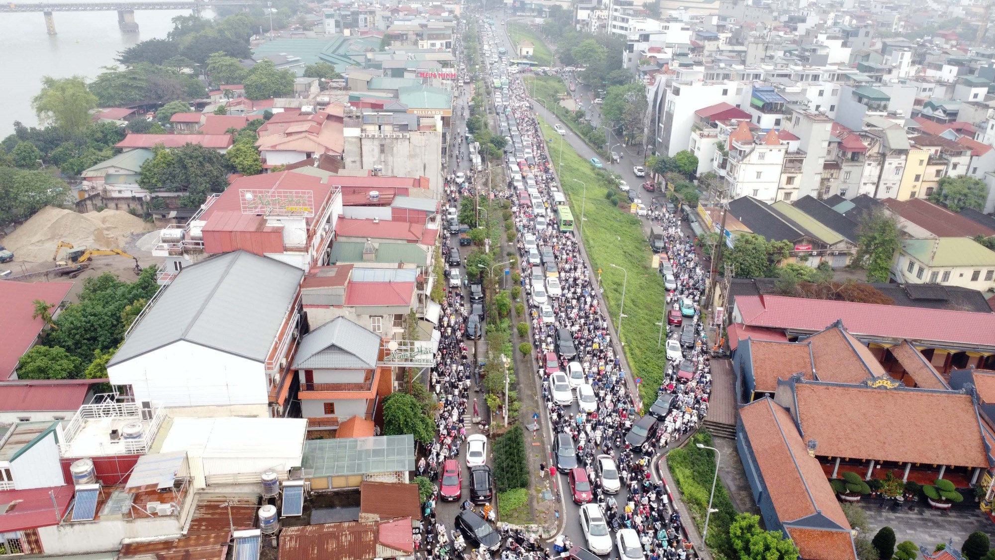 Đoạn qua chùa Ái Mộ tắc cứng phương tiện