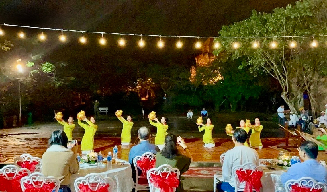 Du khách thưởng thức chương trình nghệ thuật dân gian Chăm tại tháp Pô Sah Inư