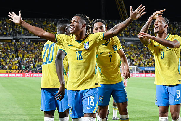 Các cầu thủ Brazil ăn mừng chiến thắng đầy kịch tính trước Croatia.
