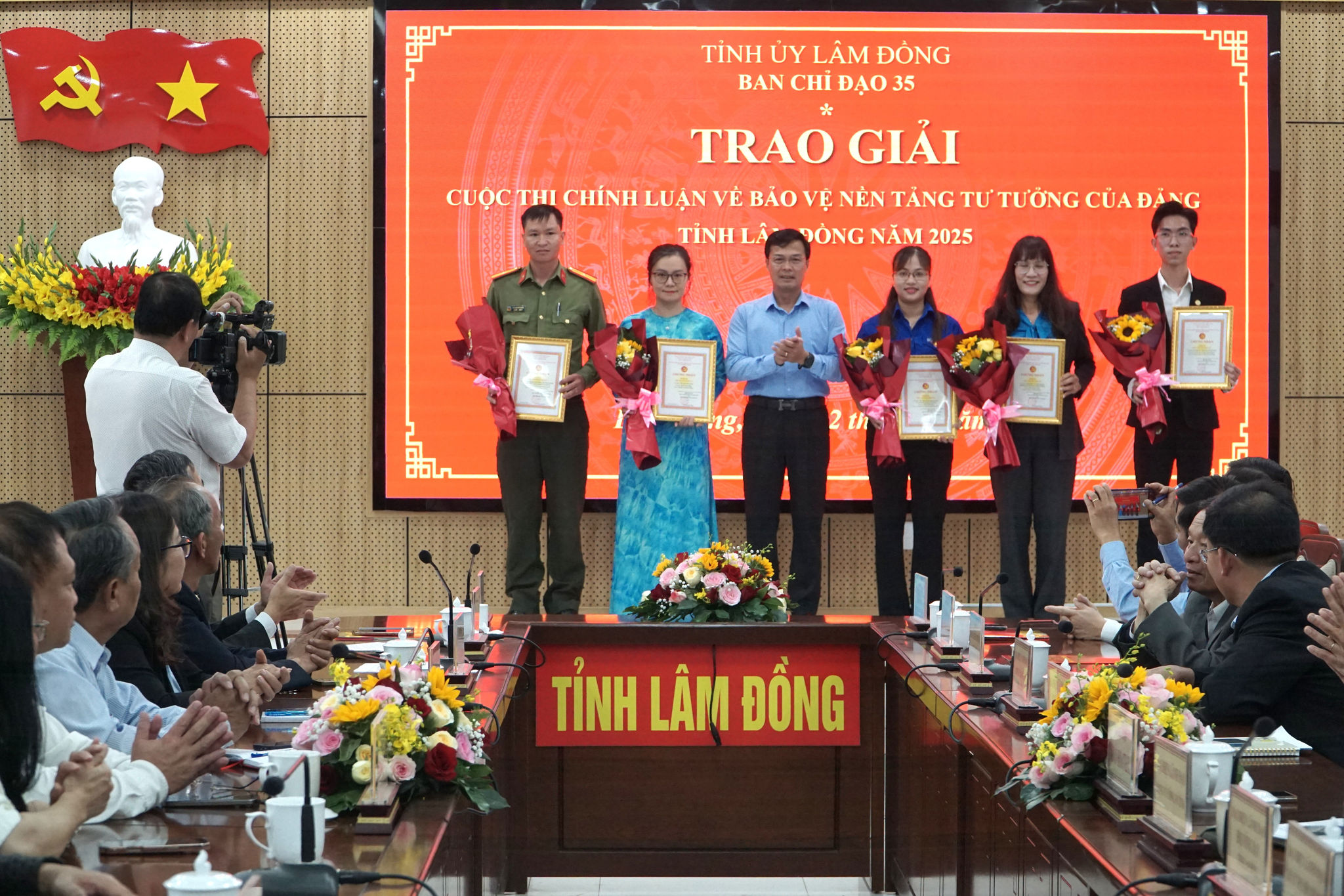 Trao giải cho các tác giả đoạt giải B