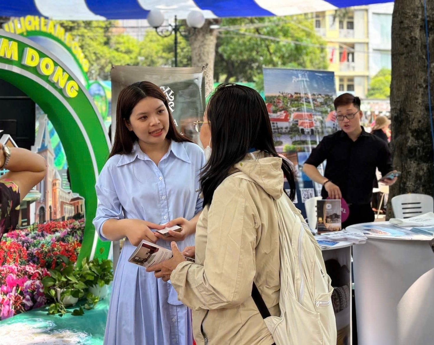 Du kh&aacute;ch t&igrave;m hiểu c&aacute;c tour, tuyến v&agrave; chương tr&igrave;nh k&iacute;ch cầu du lịch L&acirc;m Đồng tại sự kiện