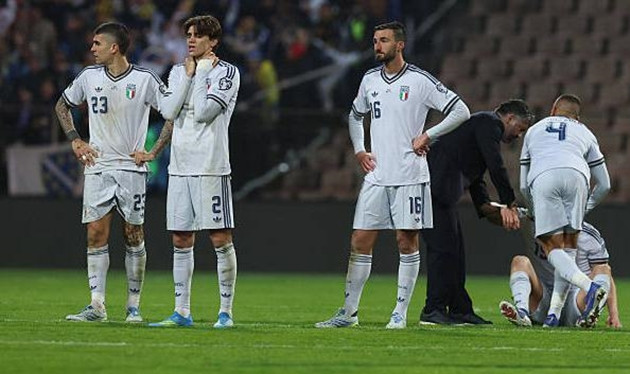 Thủ môn Gianluigi Donnarumma bàng hoàng sau thất bại của tuyển Ý.