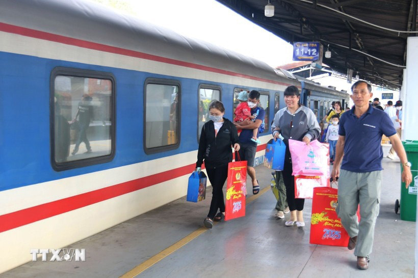 ed085ba027095c411ec4a1ba0cc149f4762afef7-_tp-ho-chi-minh-tien-gia-dinh-cong-nhan-cac-khu-cong-nghiep-ve-que-don-tet-7825928(1).jpg