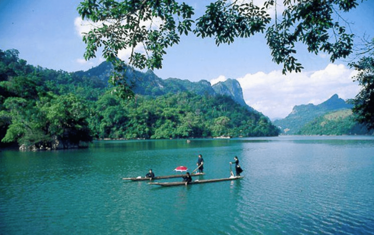 Cảnh quan hồ Ba Bể nhìn từ trên cao, điểm đến du lịch trọng điểm của tỉnh Bắc Kạn.