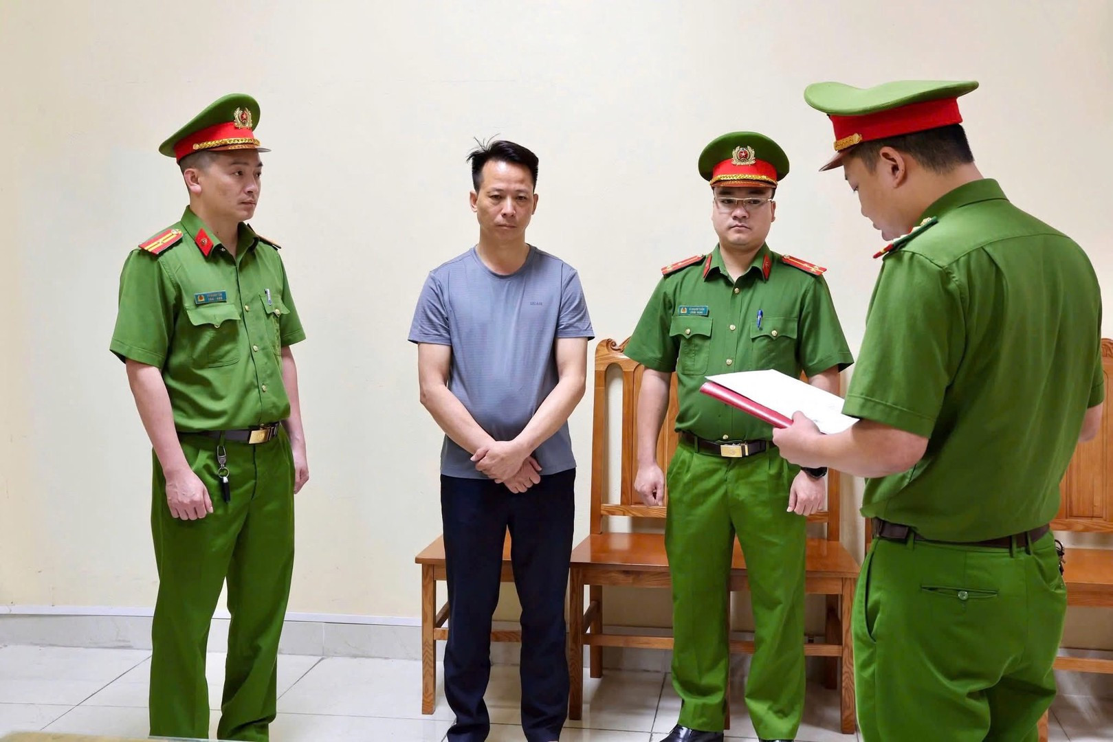 Bị can Nguyễn Văn Thắng bị bắt tạm giam để điều tra về các hành vi vi phạm pháp luật.