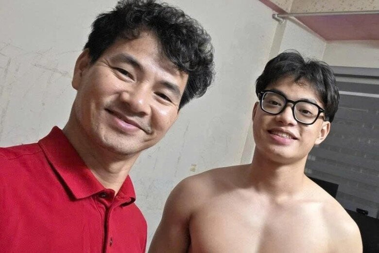 Khánh Minh được nhận xét là người giống bố nhất.