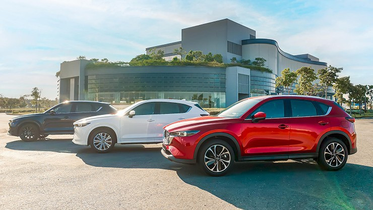 Chi tiết đuôi xe Mazda CX-5 2026 với ống xả kép