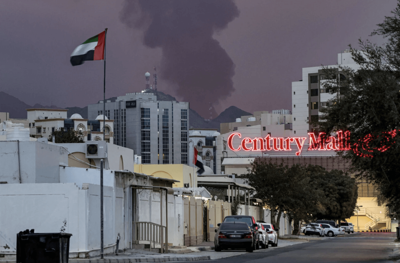 Cột khói bốc lên tại cảng Fujairah sau một vụ tấn công