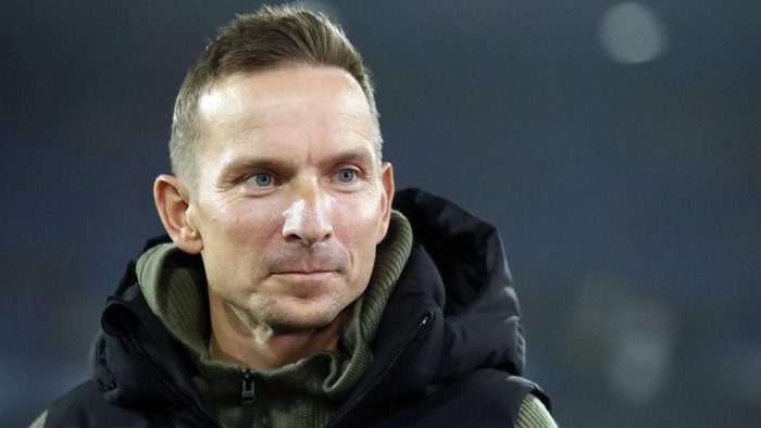 Trợ lý Pep Lijnders chỉ đạo các cầu thủ trong buổi tập của Man City.