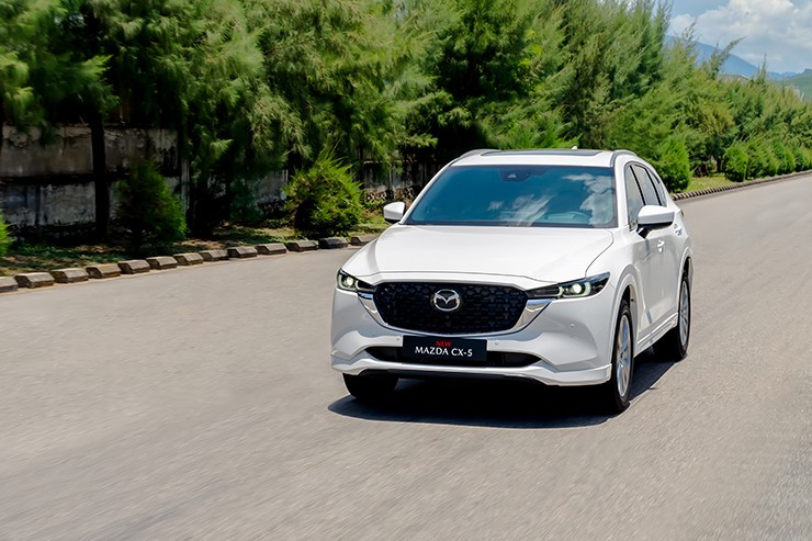 Đầu xe Mazda CX-5 2026 với lưới tản nhiệt tổ ong mới