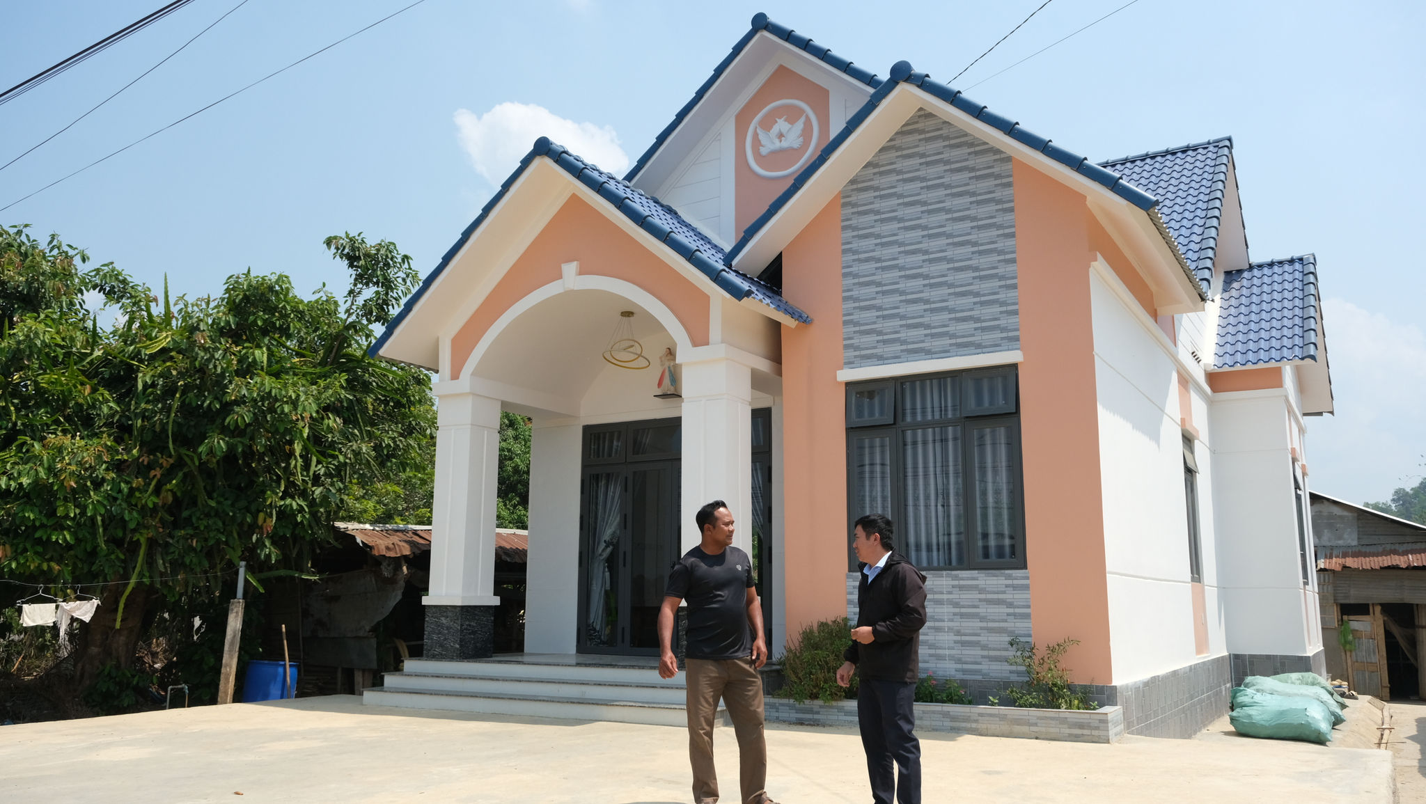 Ngôi nhà khang trang là thành quả của quá trình nỗ lực của gia đình anh Phi Srôn Ha Chong (