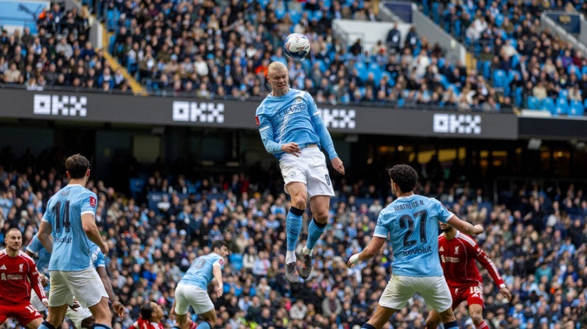 Erling Haaland ăn mừng bàn thắng vào lưới Liverpool tại Etihad.