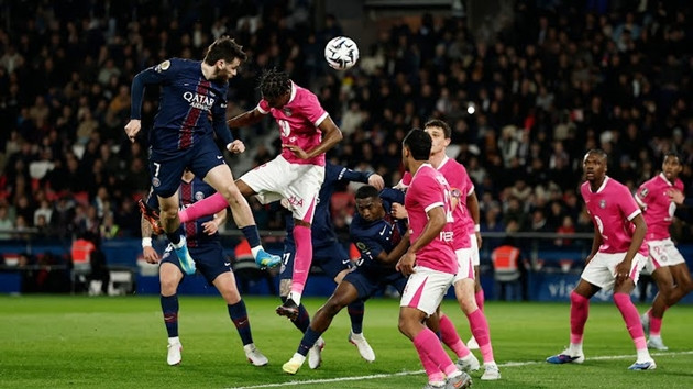 Hàng phòng ngự Toulouse bất lực trước các đợt hãm thành liên tục của các cầu thủ PSG.