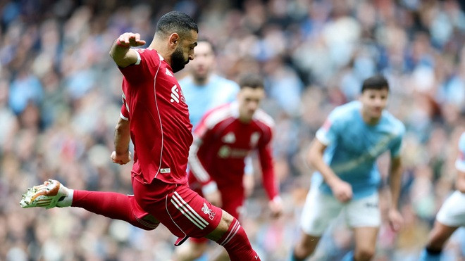 Mohamed Salah thất vọng sau pha hỏng ăn trên chấm phạt đền.