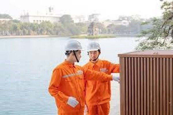Công nhân điện lực bảo trì hệ thống lưới điện