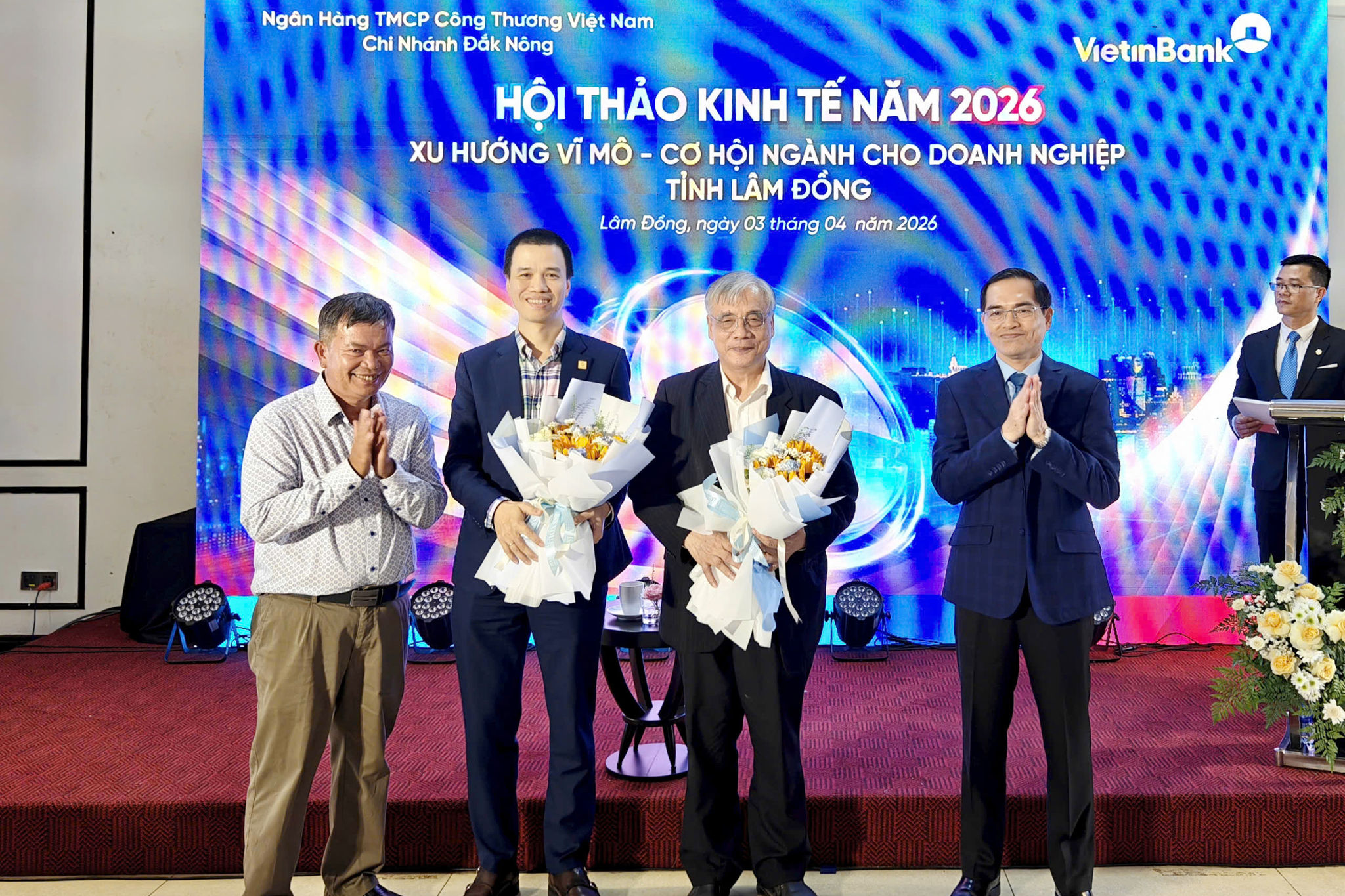 Đại diện Ban tổ chức và doanh nghiệp tặng hoa các diễn giả tại hội thảo
