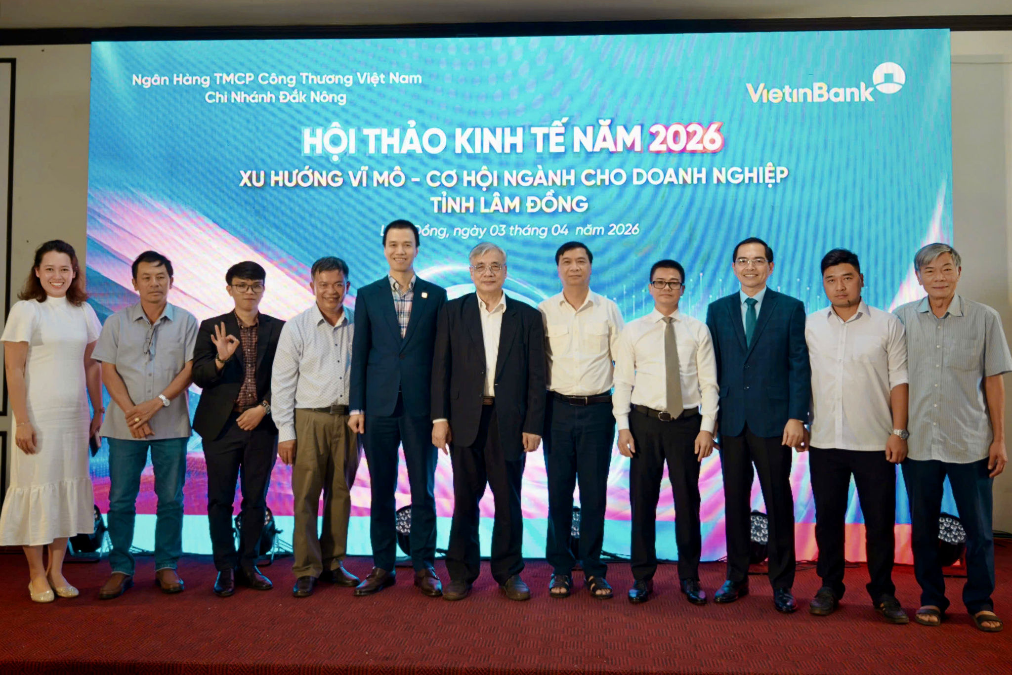 Các đại biểu, doanh nghiệp chụp hình lưu niệm tại hội thảo