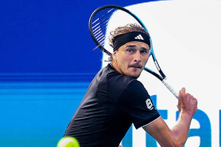 Tay vợt Alexander Zverev thi đấu trên mặt sân đất nện