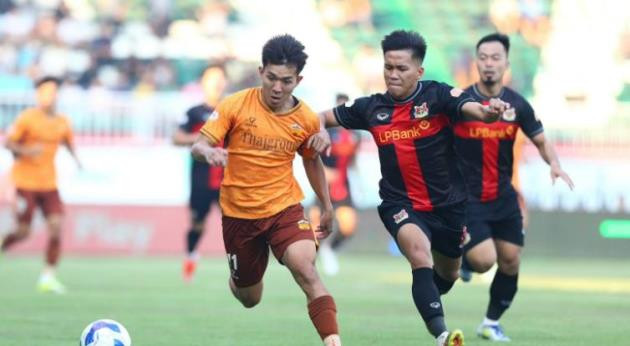 Thủ môn Trung Kiên của HAGL có pha cứu thua xuất thần trước khi Ninh Bình lật ngược thế cờ.