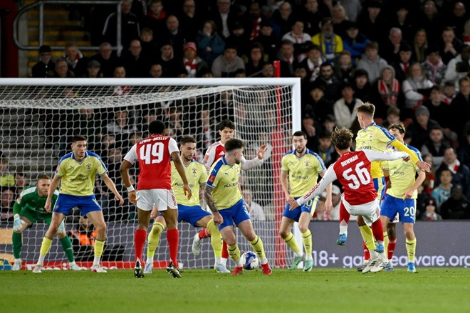 Max Dowman thực hiện các cú dứt điểm hiểm hóc về phía khung thành Southampton