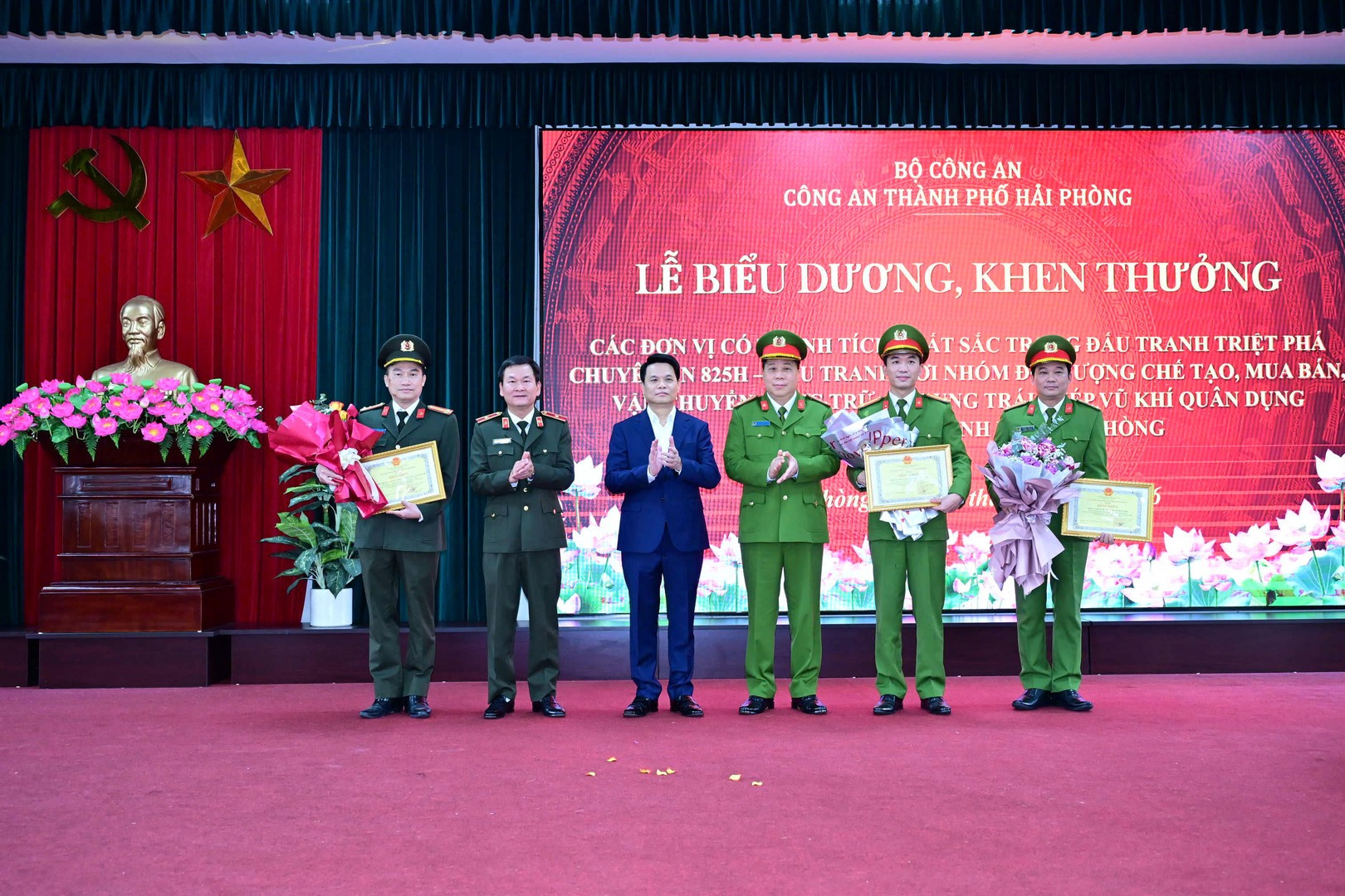 Lễ khen thưởng các đơn vị phá án.