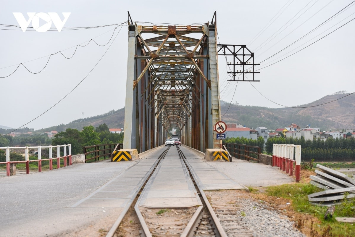 Cầu Cẩm Lý hiện hữu là cầu duy nhất của Việt Nam có đường sắt chung đường bộ