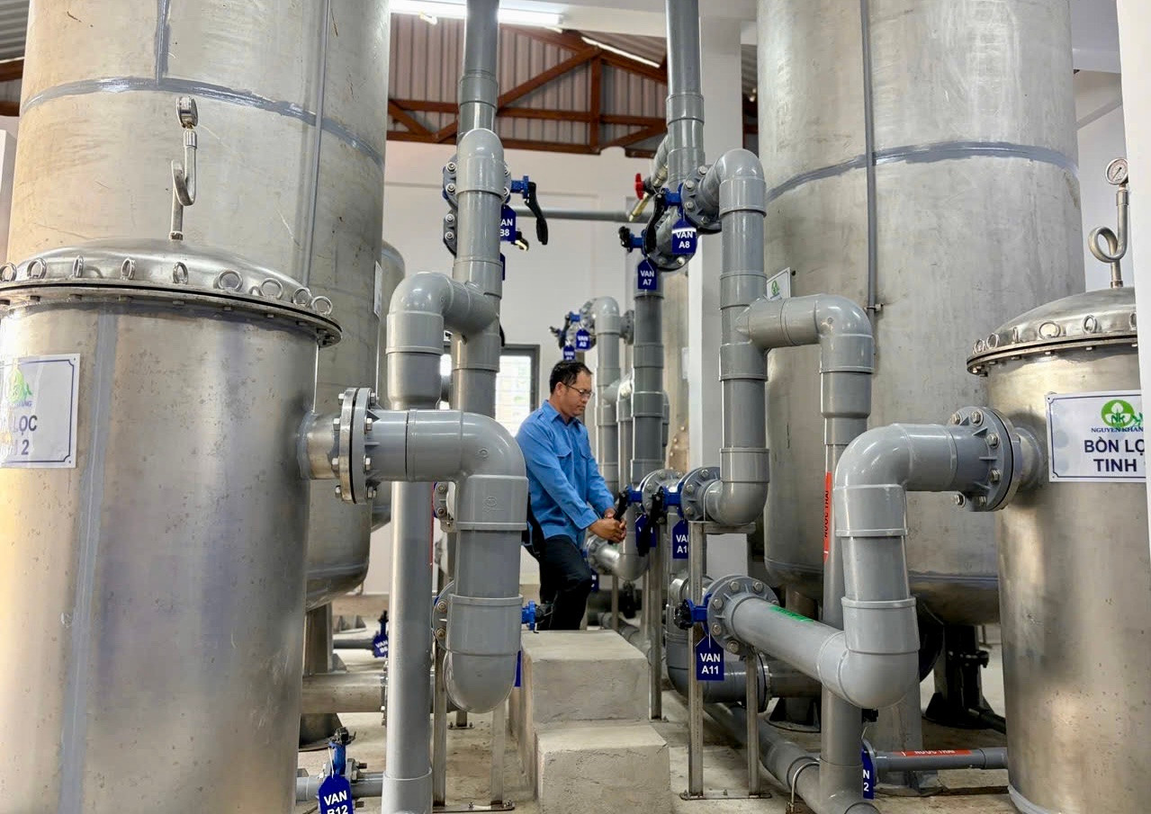 Vận hành hệ thống tại cụm cấp nước khu vực Đông Nam tỉnh.