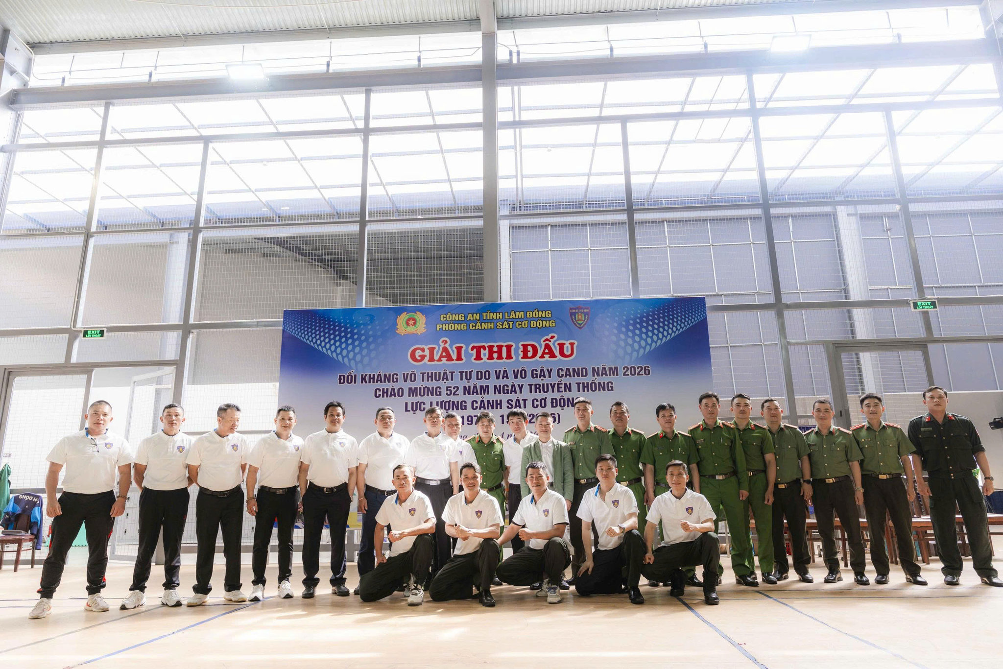 các đại biểu chụp hình lưu niệm