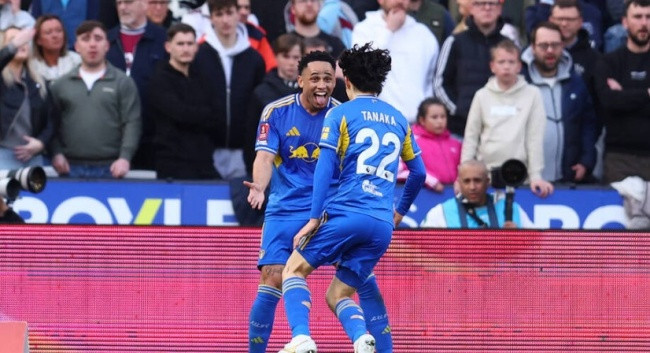 Ao Tanaka ăn mừng bàn thắng mở tỷ số cho Leeds United.