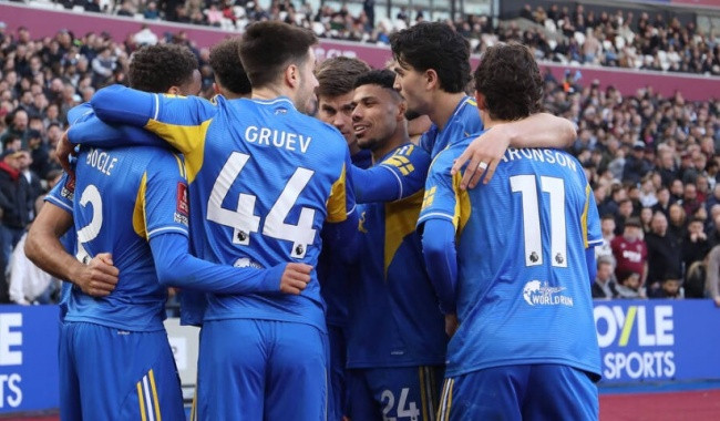 Leeds United giành chiến thắng kịch tính trước West Ham.