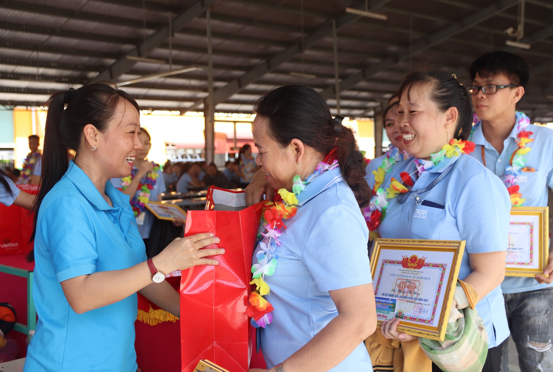 O sindicato de base demonstra preocupação com os trabalhadores e os elogia.